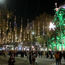 Crowd with Casa Batlló in green